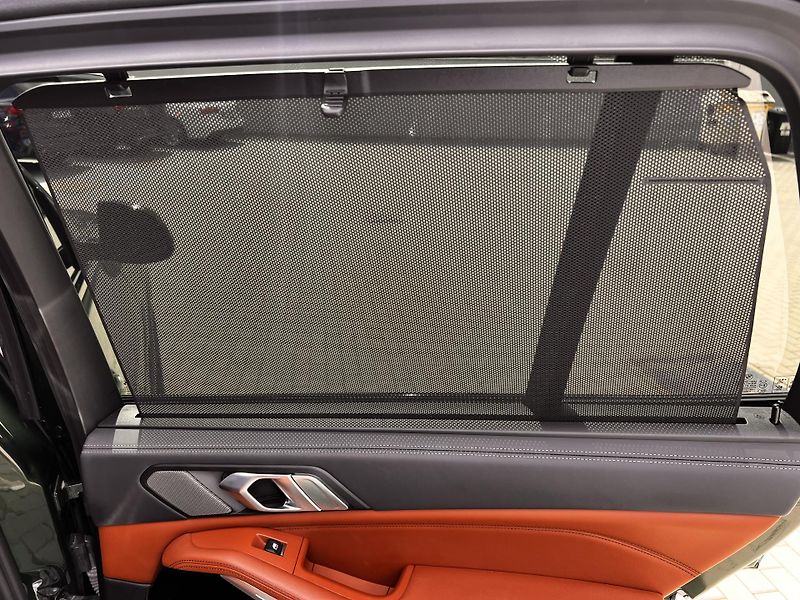 BMW X5 M50i Individual VZDUCH - fotka 17 z 31