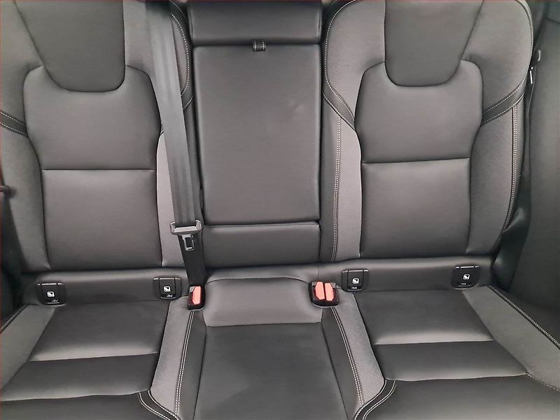 Volvo XC60 (2023) B4 AWD - fotka 10 z 32
