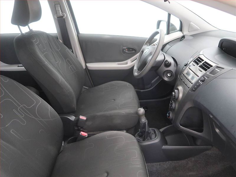 Toyota Yaris (2010) 1.0 VVT-i - fotka 7 z 13