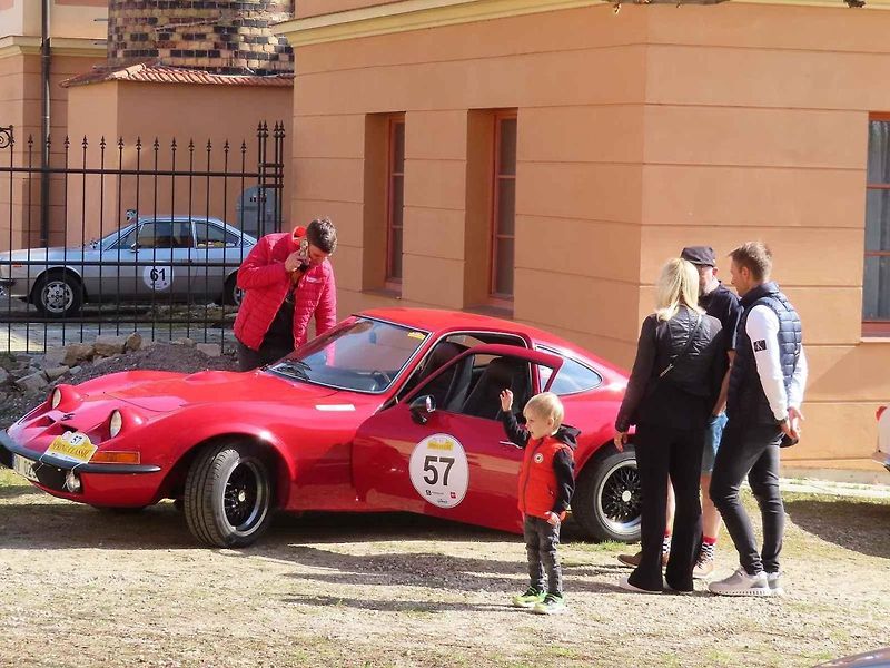 Michal a Jonáš Pavlíčkovi na startu. Rallye Spring Classic startovalo v sobotu 12. dubna dopoledne z jihočeského Tábora. Na trasu 231 kilometrů vyrazilo 100 posádek.