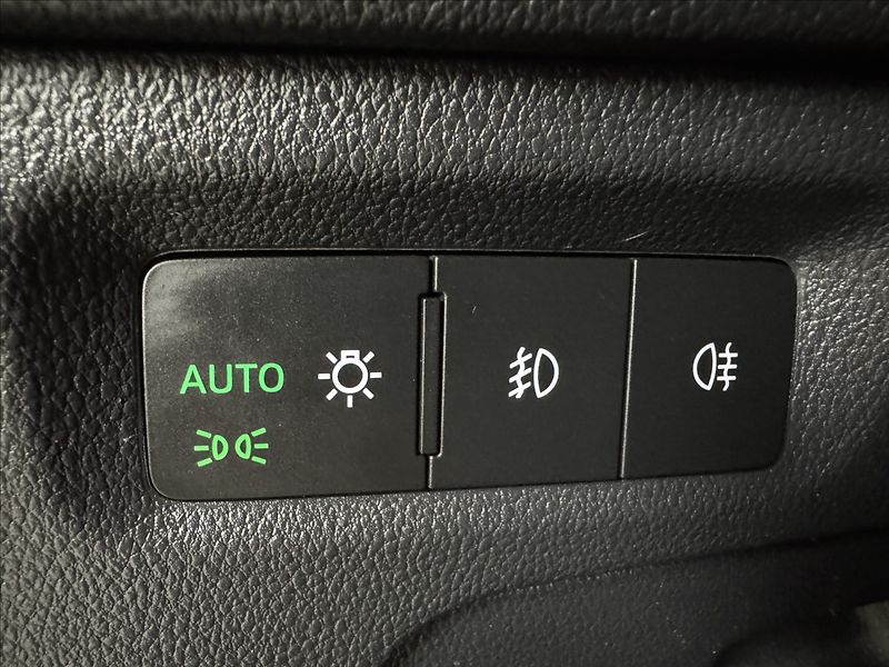 Škoda Octavia 2,0 TDi  DSG Tour Virtual LED - fotka 21 z 45