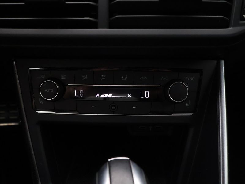Volkswagen Polo 2,0 GTI 147kW DSG Virtual DPH - fotka 22 z 33