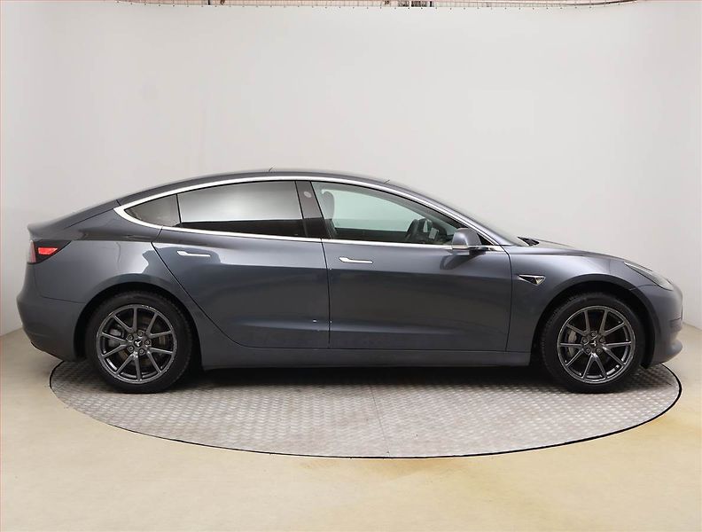 Tesla Model 3 (2020) Std Range Plus 52kWh - fotka 6 z 16