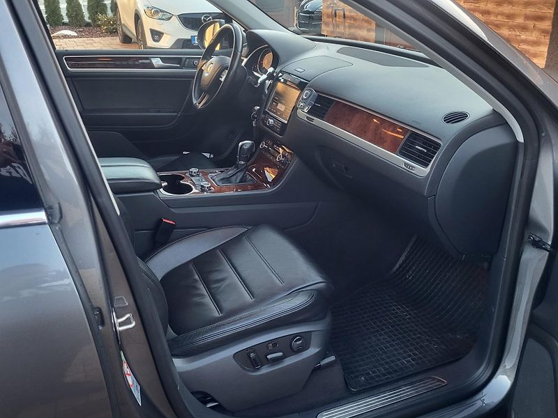 Volkswagen Touareg 4.2V8 TDi 250kW*1.MAJITEL* - fotka 32 z 40