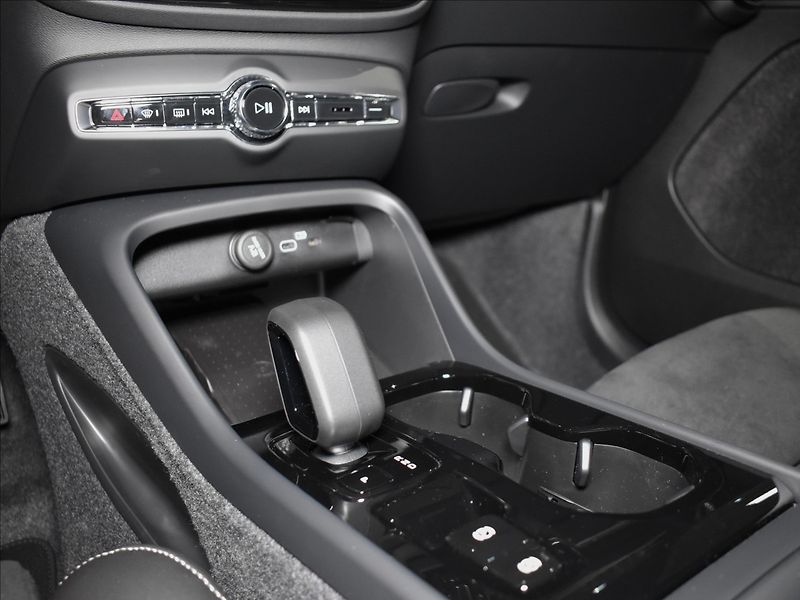 Volvo XC40 (2026) 2,0 B4  Plus Black Edition - fotka 13 z 25