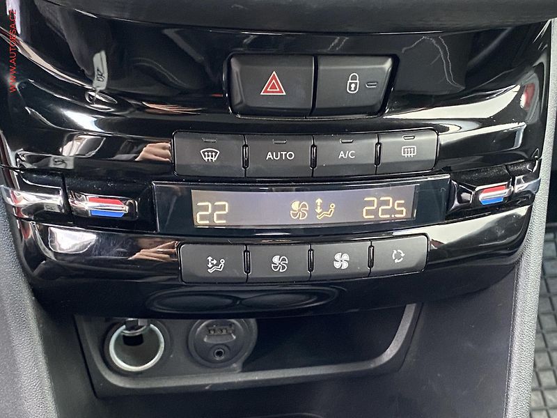 Peugeot 2008 (2018) 1.2 PT, ČR, Allure, park. - fotka 14 z 17