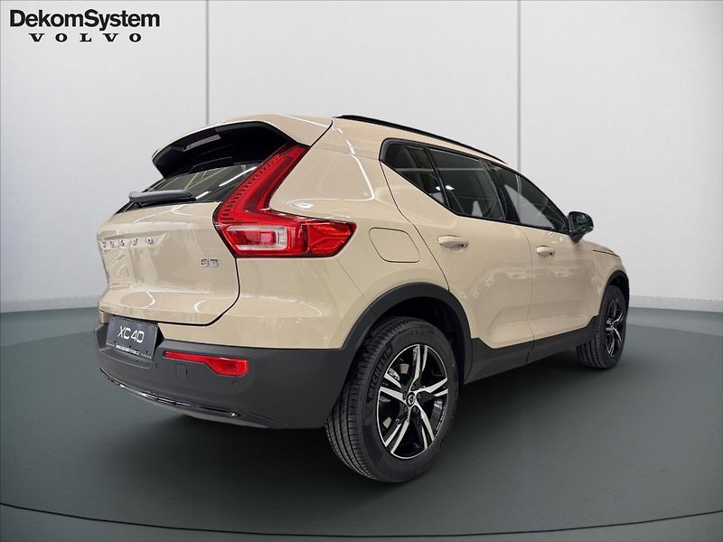Volvo XC40 (2026) 2,0  B3 Plus Dark 1975 - fotka 3 z 15