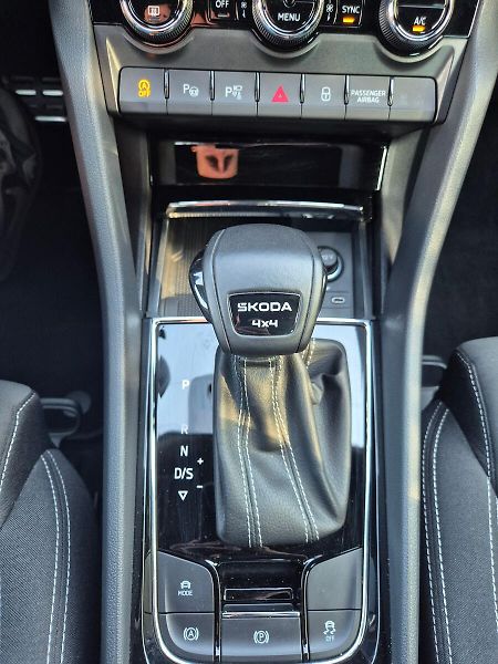 Škoda Karoq SportLine 2,0 TDI DSG 4x4 - fotka 33 z 34