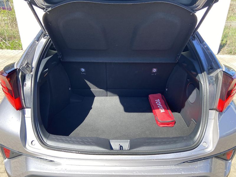 Toyota C-HR 1.8 HSD e-CVT Executive - fotka 12 z 20