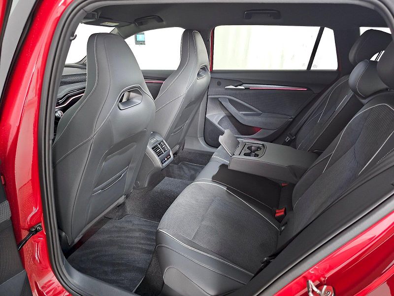 Škoda Superb (2025) Combi 2.0TSI 195kW 4X4 SPORTLI - fotka 6 z 35