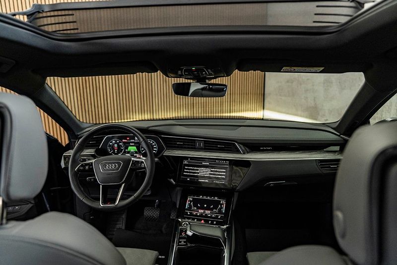 Audi e-tron 55 300kW Pano ACC 360 Tažné - fotka 16 z 42