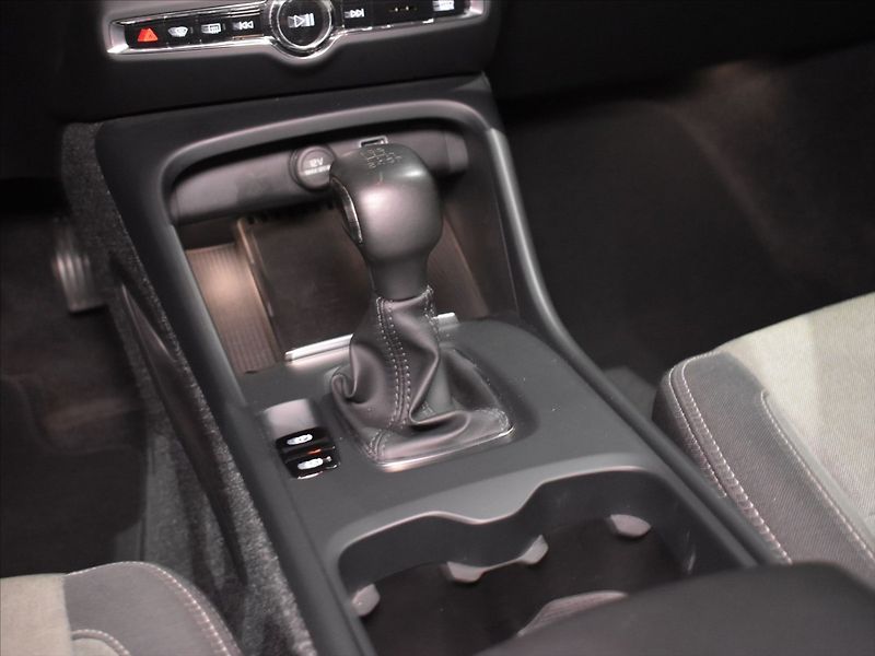 Volvo XC40 1,5 T2 Momentum Pro BLIS - fotka 14 z 23