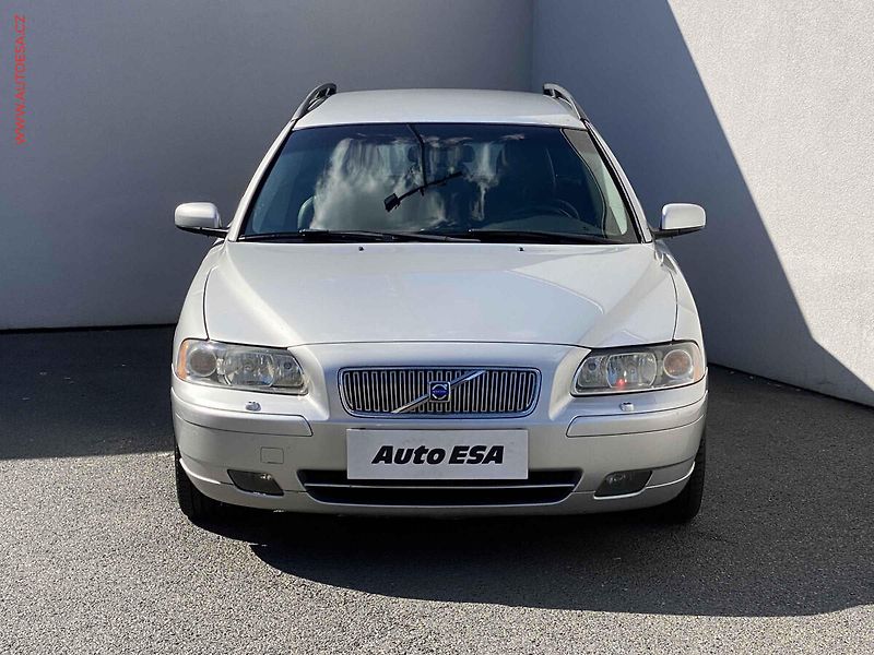 Volvo V70 (2005) 2.4 D, Momentum, xenon - fotka 2 z 17