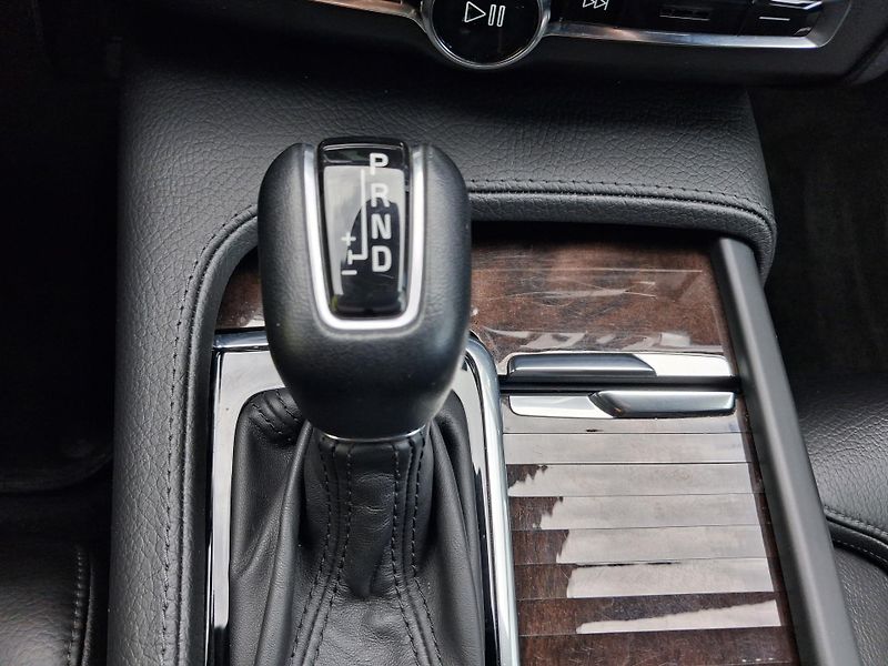 Volvo V90 (2017) 2,0 D5 173kw SERVISKA TOP STAV - fotka 38 z 51