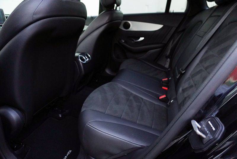 Mercedes-Benz GLC (2019) 300 4MATIC AMG - fotka 26 z 32