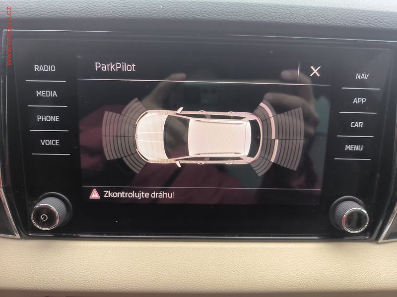 Škoda Karoq (2018) 1.5 TSi, Style, DSG, panor - fotka 15 z 26