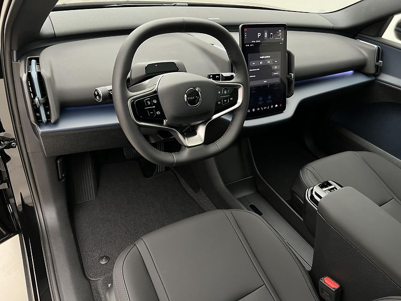 Volvo EX30 (2026) P8 AWD electric ULTRA BLACK  - fotka 4 z 49