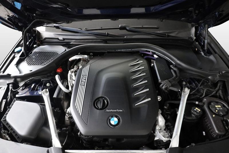 BMW Řada 5 530d xDrive Touring - fotka 11 z 33
