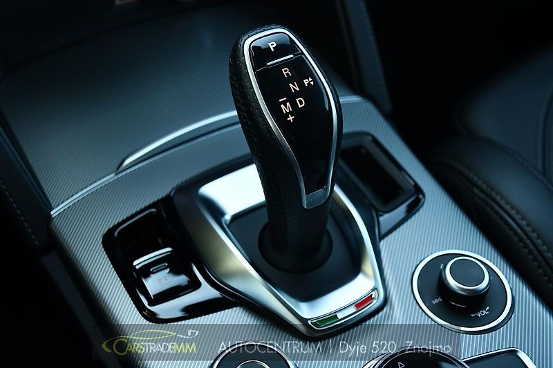 Alfa Romeo Stelvio 2.2D 16V 154kW Veloce AT8-Q4 - fotka 33 z 51