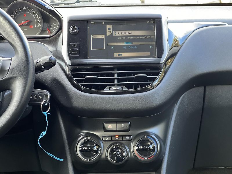 Peugeot 208 1.2i KLIMATIZACE ABS ASR ESP - fotka 19 z 41