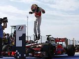 Lewis Hamilton se raduje z vítězství ve Velké ceně USA.