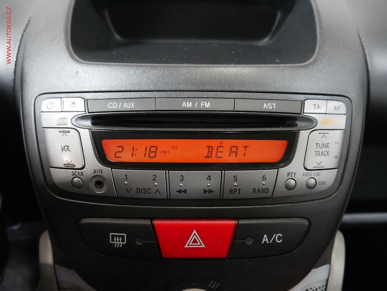 Toyota Aygo (2012) 1.0i, ČR, AC - fotka 12 z 13