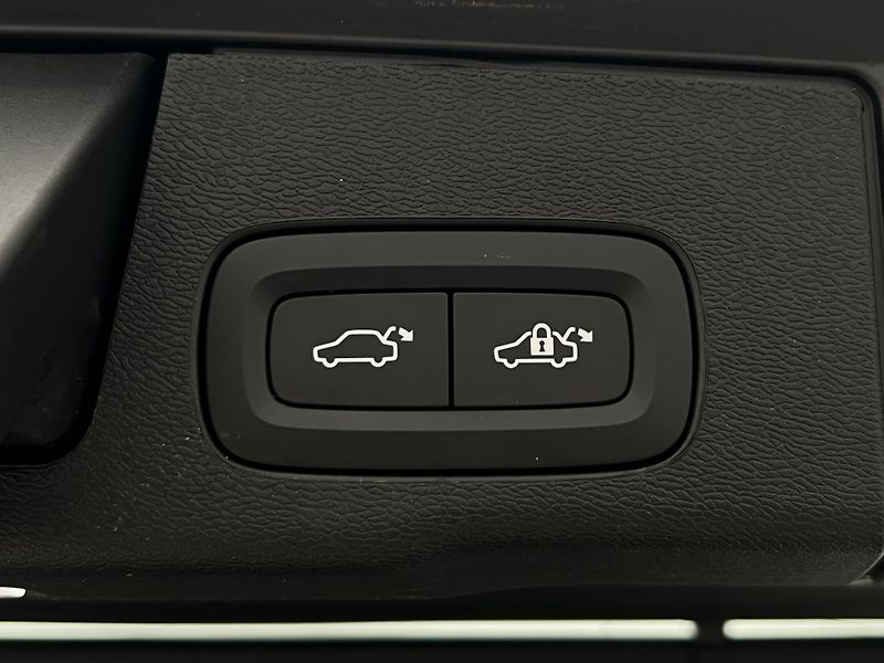 Volvo XC60 B5 AWD BLACK EDITION PLUS AUT  - fotka 43 z 45