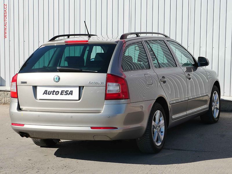 Škoda Octavia (2011) 1.4 TSi, Family, DSG, xenon - fotka 4 z 18