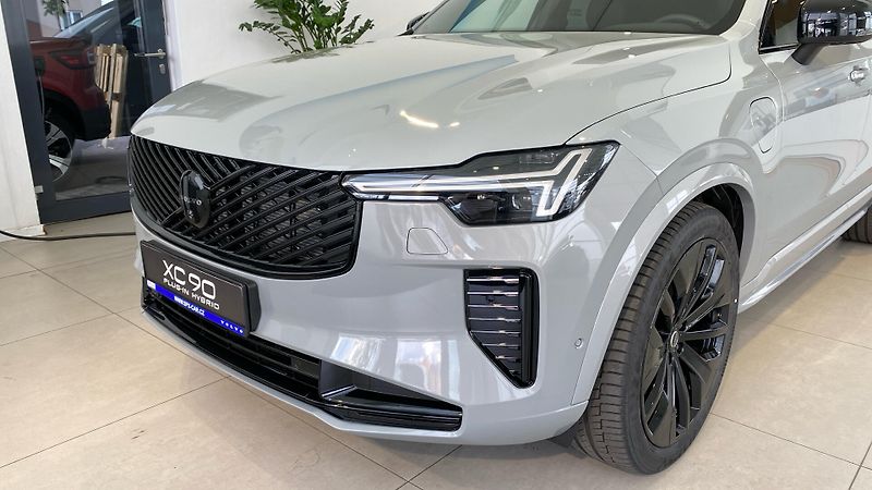 Volvo XC90 (2026) PLUS BLACK EDITION, T8 AWD, 22 - fotka 4 z 14