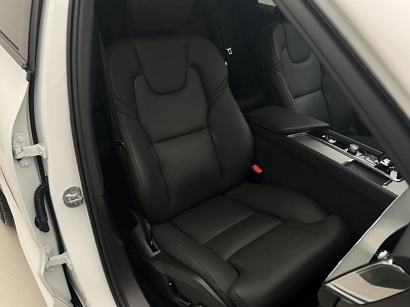 Volvo XC60 B5 AWD PLUS DARK AUT 1.maj. - fotka 20 z 43