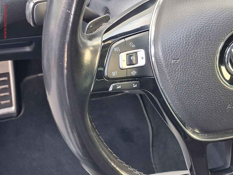 Volkswagen Golf (2020) 2.0 TDi, R-Line, DSG, navi - fotka 14 z 20