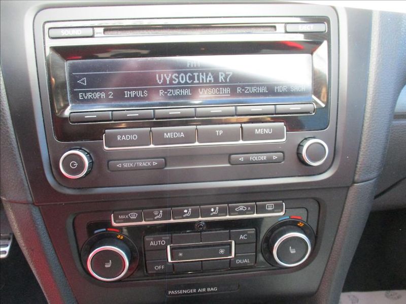 Volkswagen Golf 1,4 TSI,digiklima,servis,tažné - fotka 16 z 36