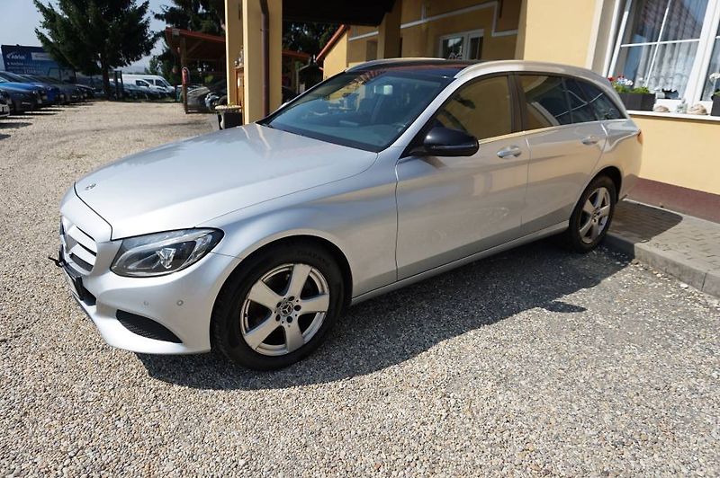 Mercedes-Benz Třídy C (2017) C220  4 MATIC - fotka 21 z 48
