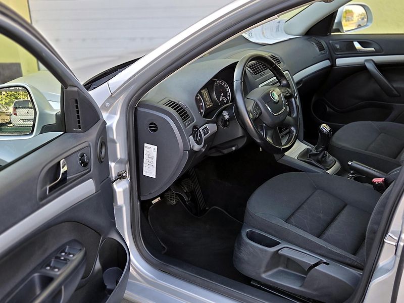 Škoda Octavia 1,4TSi 1.maj, rozvody, xenony  - fotka 27 z 43