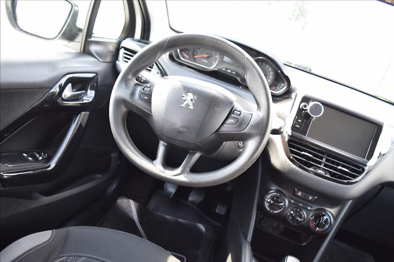 Peugeot 208 1,4 HDi 50KW NÍZKÉ KM KLIMA - fotka 31 z 50