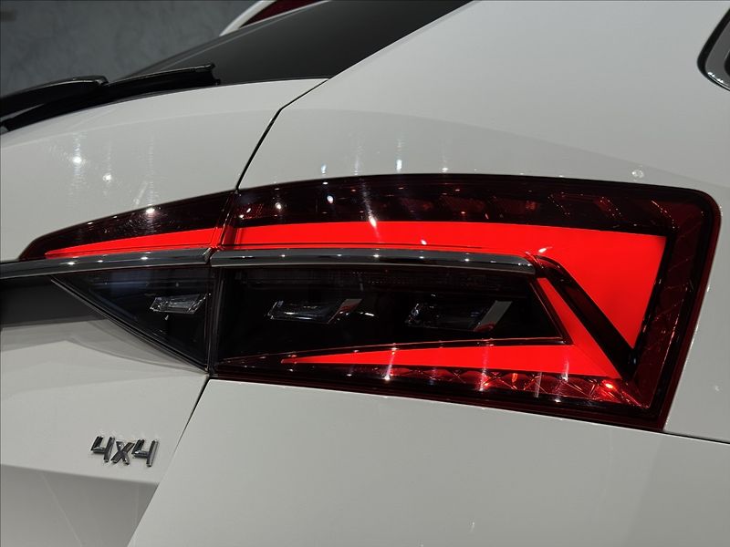 Škoda Superb 2,0 TDi  DSG 4x4 Scout Virtual - fotka 13 z 50