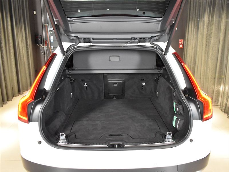 Volvo V90 2,0 D5 AWD CC PRO - fotka 10 z 28