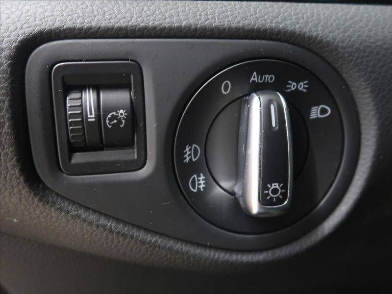 Volkswagen Sharan 2,0 TDI Highline LED panorama - fotka 17 z 39