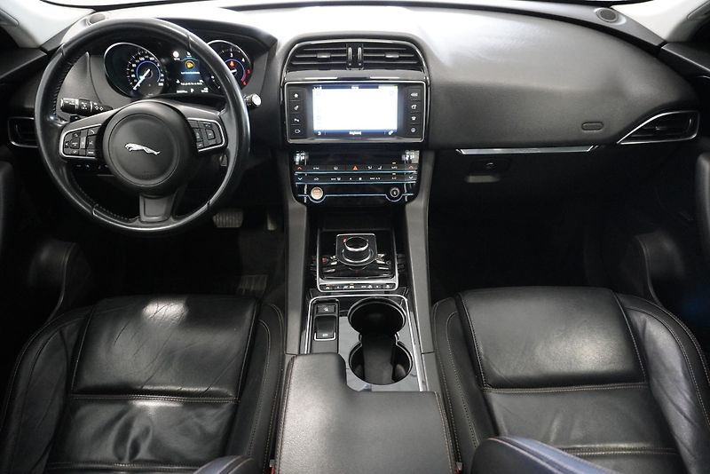 Jaguar F-Pace 3.0D 221 kW 4x4 AUTOMAT 8st. - fotka 27 z 36