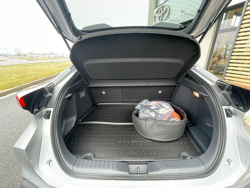 Toyota C-HR 2.0 Plug-In Hybrid Style - fotka 10 z 28