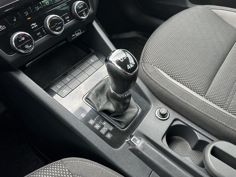 Škoda Octavia Combi 2.0 TDI DSG 4X4 Scout - fotka 18 z 29