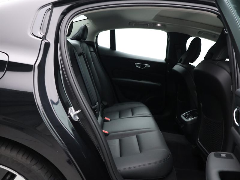 Volvo S60 2,0 B5 184kW AWD Ultimate Dark - fotka 13 z 29