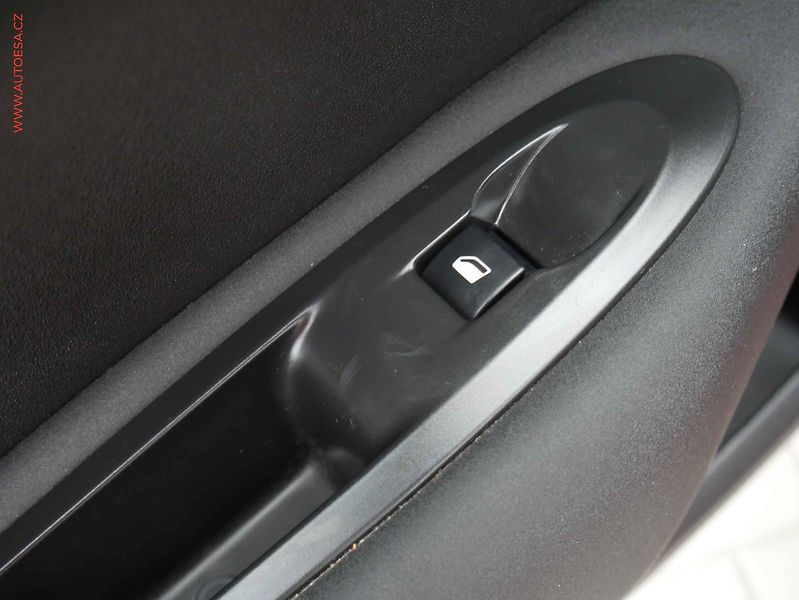Citroën C4 (2016) 1.2 PT, ČR, AC, navi, park - fotka 12 z 19
