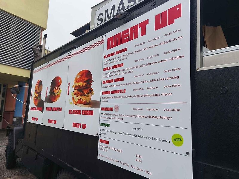 Vojenská V3S nyní slouží jako pojízdná burgrárna.