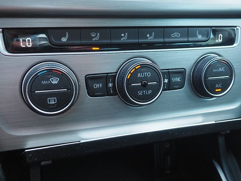 Volkswagen Golf Variant (2014) 2.0 TDI, 110 kW, Navi - fotka 32 z 43