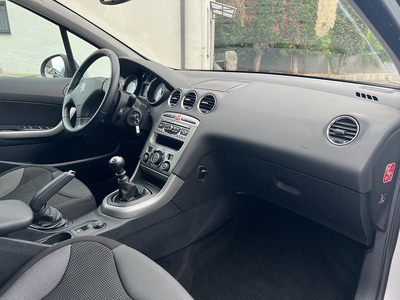 Peugeot 308 SW Exclusive 1.6HDi 82kW - fotka 9 z 14