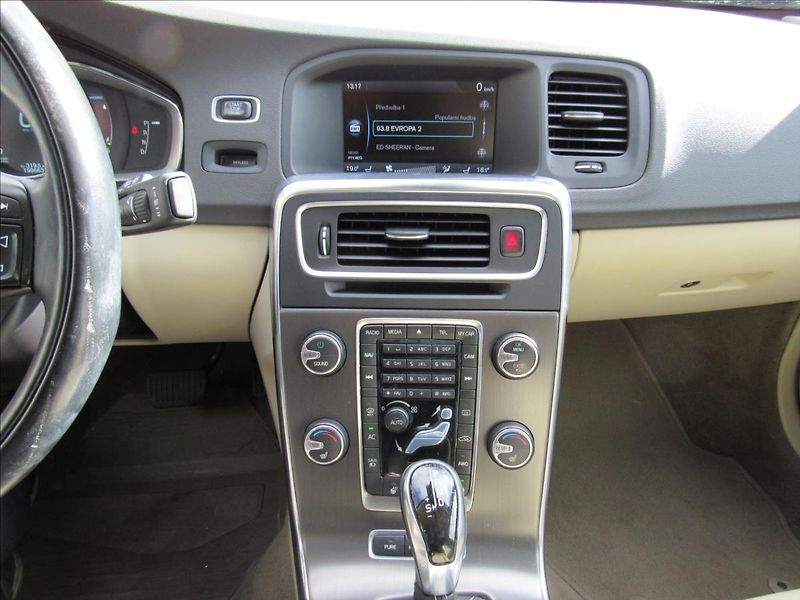 Volvo V60 2,4 D6 AWD Plug-in Hybrid - fotka 15 z 41