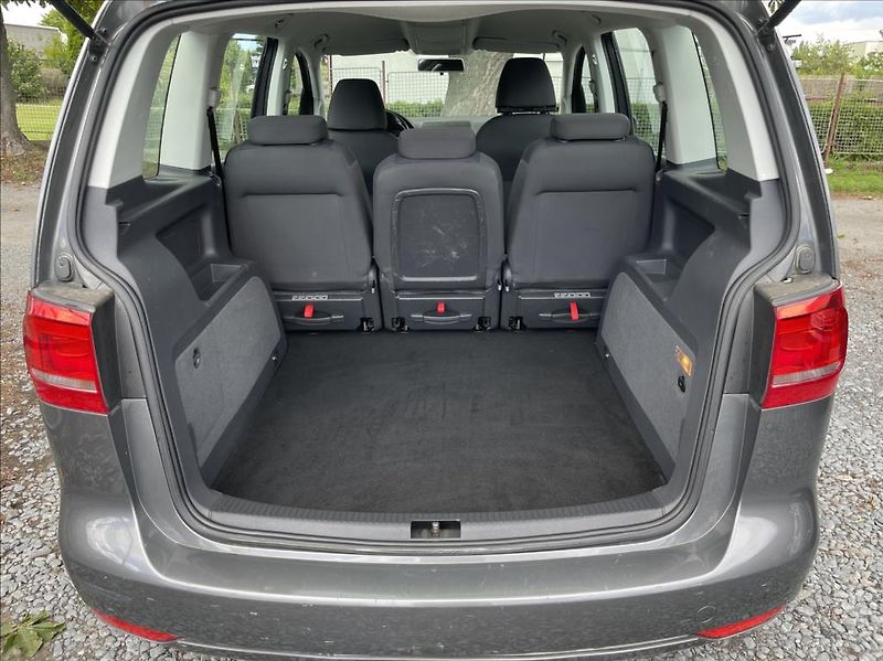 Volkswagen Touran 1,6 TDi  Navigace,Climatronic - fotka 38 z 49