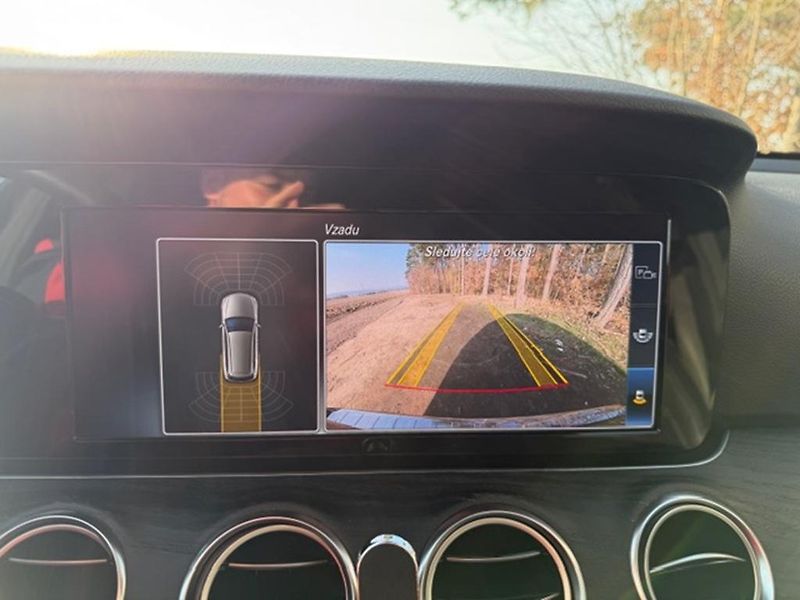 Mercedes-Benz Třídy E E 220D 4MATIC, AMG PAKET - fotka 26 z 35