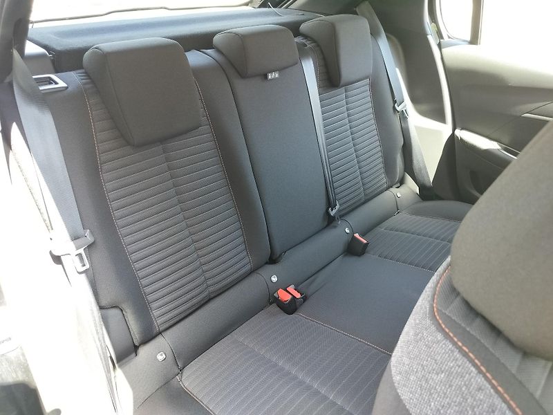 Peugeot 208 e, navigace, SOH 95% - fotka 21 z 28